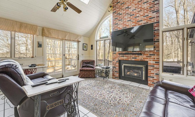Gardiner House | Waterfront Home with Boat Dock and Sunroom in Gardiner