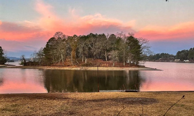 Lakeland House | Waterfront Home with Dock Less Than 3 Mi to Oaklawn Racing!