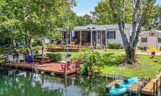 Weeki Wachee Gardens House | Waterfront, king bed, movie theater, kayaks, float mat, yoga, screened lanai
