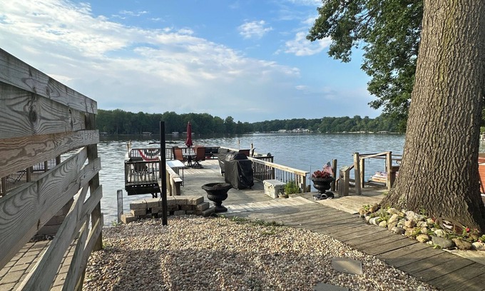 Monticello Cottage | Waterfront Lake Cottage n
