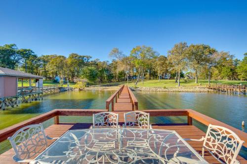 Emory House | Waterfront Lake Fork Getaway with Dock Access