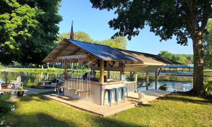 Saint Johns House | Waterfront Lake House, 20 person Tiki, Outdoor firepit, & Great location!