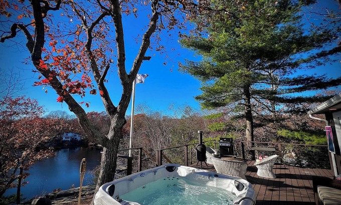 Clinton House | Waterfront Lakehouse in Clinton, CT with Hot Tub!