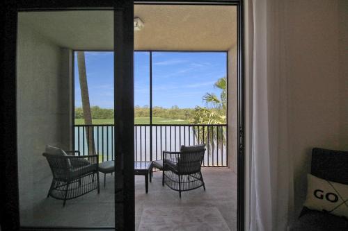 Lakewood Ranch House | Waterfront Lakewood National condo overlooking the 11th green - Golfers Grove