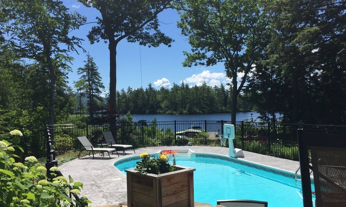 Center Conway House | Waterfront Log Cabin with Pool on Conway Lake