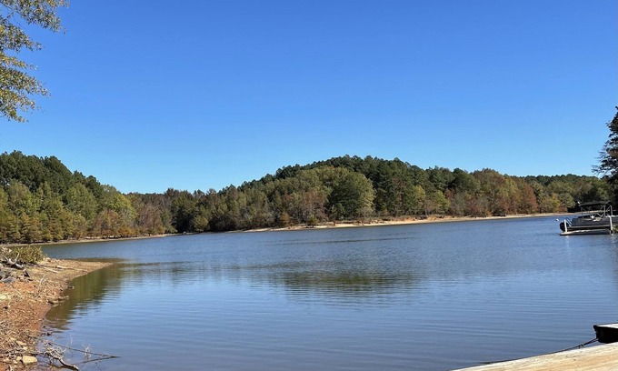 Clarksville House | WATERFRONT LOG HOME! HOT TUB/2 FIREPLACES/FIRE PIT/LARGE DECK/77" TV SUR. SOUND!