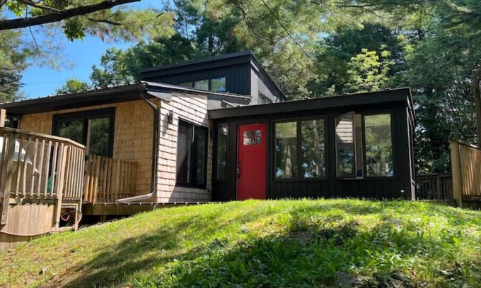 Lansdowne House | Waterfront Luxe 4 Bedroom home with its own hottub nn