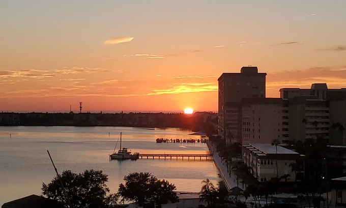 St. Petersburg Condo | Waterfront Luxury Suite in Point Brittnay