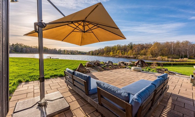 Sandisfield House | Waterfront oasis in heart of Berkshires