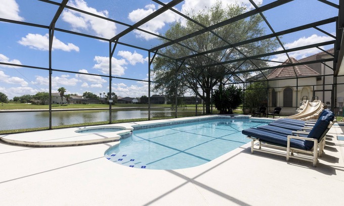 West Kissimmee Villa | Waterfront Oasis: Pool, HotTub, Cinema, Cabana BBQ, 10min to Disney, Resort BkYd