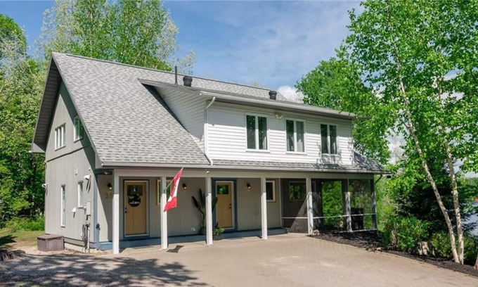 Bonfield Cottage | Waterfront, open concept cottage