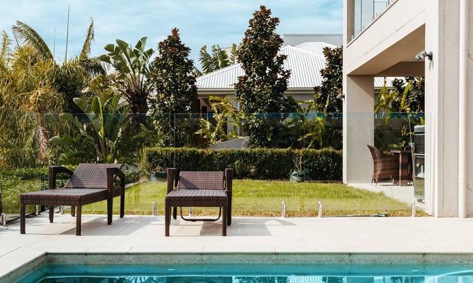 Helensvale Apartment | Waterfront Oriental style Home w/ Private Pontoon