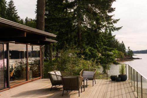 Retsil House | Waterfront Port Orchard Retreat with Furnished Deck!