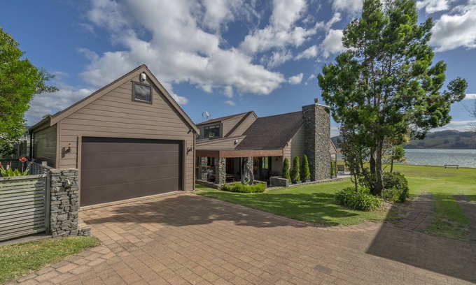 Pauanui House | Waterfront property - House plus guest house
