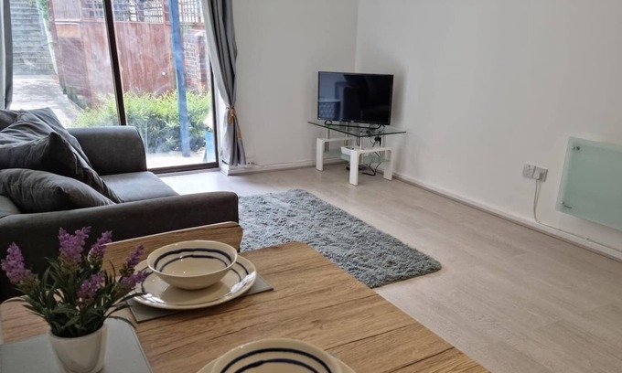 Burnham-on-Crouch Apartment | Waterfront Retreat - Modern 1 Bedroom Apartment