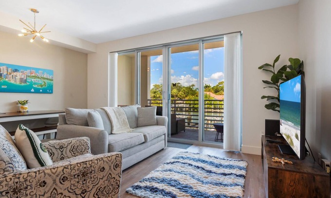 Central Sarasota Condo | Waterfront Relaxation - Modern Comfortable Condo
