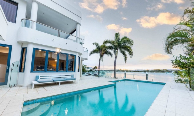 Paradise Point House | Waterfront Resort-style House with Private Pontoon
