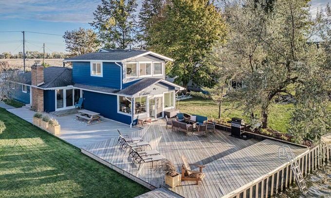 Anchorville House | Waterfront Retreat! 9 Beds, Fishing, Sunsets, Fire Table, Indoor&Outdoor Games!