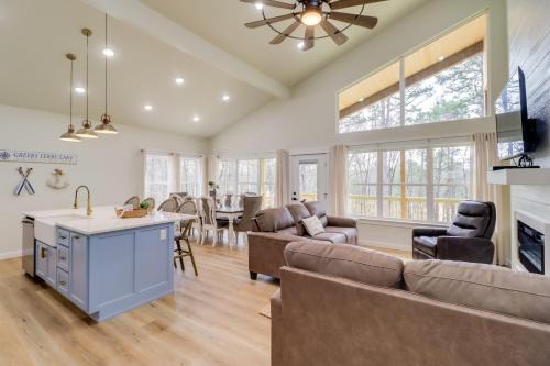 Tumbling Shoals House | Waterfront Retreat on Greers Ferry Lake with Hot Tub