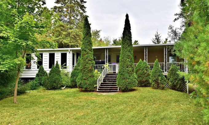 Bobcaygeon Cottage | Waterfront Retreat with all the Amenities of home-2 Kings Beds