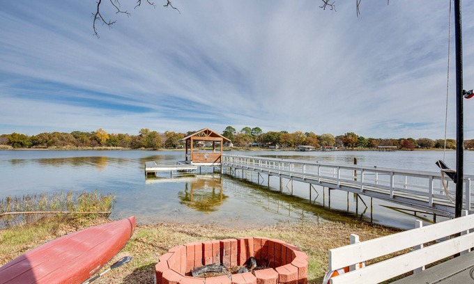 Quinlan House | Waterfront Retreat w/Dock on Lake Tawakoni!