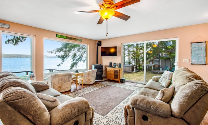Brinnon House | Waterfront retreat with firepit, grill, deck & washer/dryer