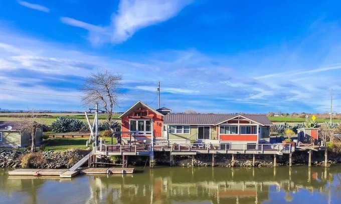 Isleton House | Waterfront retreat, year round fishing, boating, wine tasting. 1 hr from SF!
