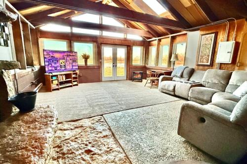 St. Joseph House | Waterfront Rock Shower Suite with Sunset View Room