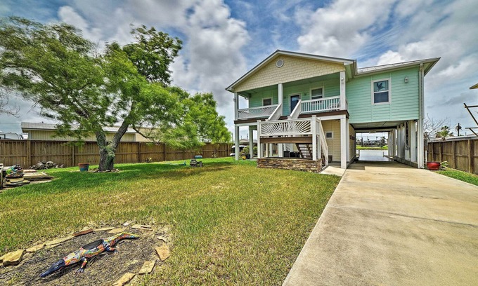 Rockport House | Waterfront Rockport Home w/Dock & 3 Kayaks!