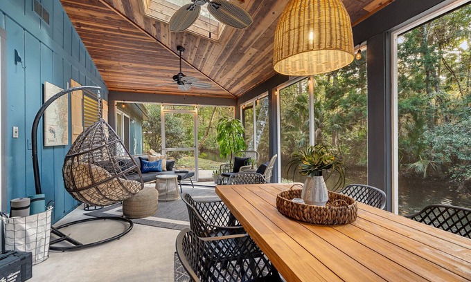 Homosassa House | Waterfront Screen Porch with kayaks to experience the peaceful Halls River!