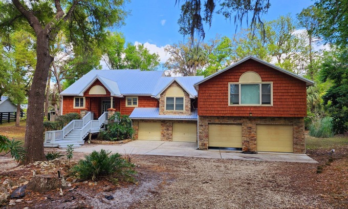 Crystal River House | WATERFRONT Sleeps 12!