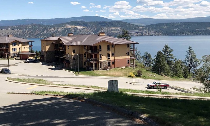 Central Okanagan Apartment | Waterfront Spacious 3 Bedrooms Condo