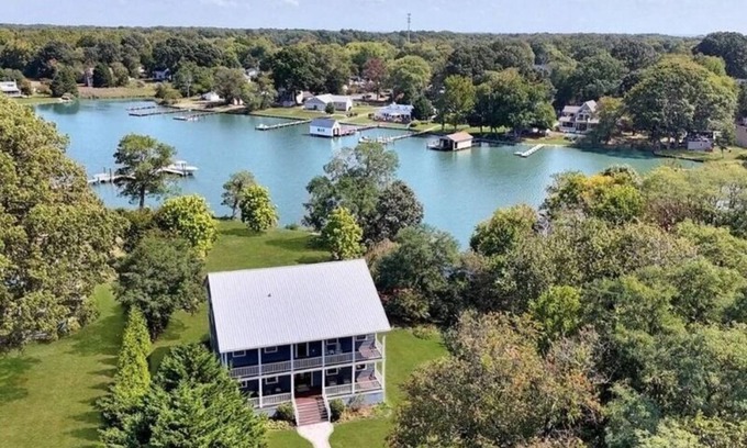 Deale House | Waterfront Spacious 5-bedroom vacation home with WiFi and AC in delightful Deale