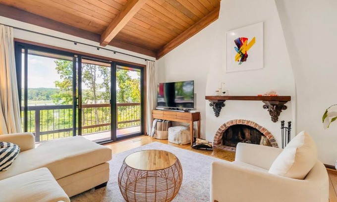 Fort Washington Villa | Waterfront Spanish Villa minutes from the city!