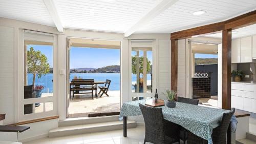 Blackwall House | 'Waterfront Studio' by HolidayCo