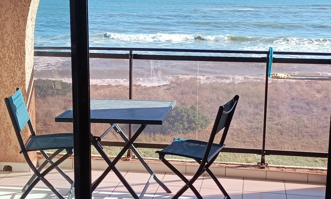 Moriani-Plage Apartment | Waterfront studio, sea-view terrace, direct access to the sea, parking.