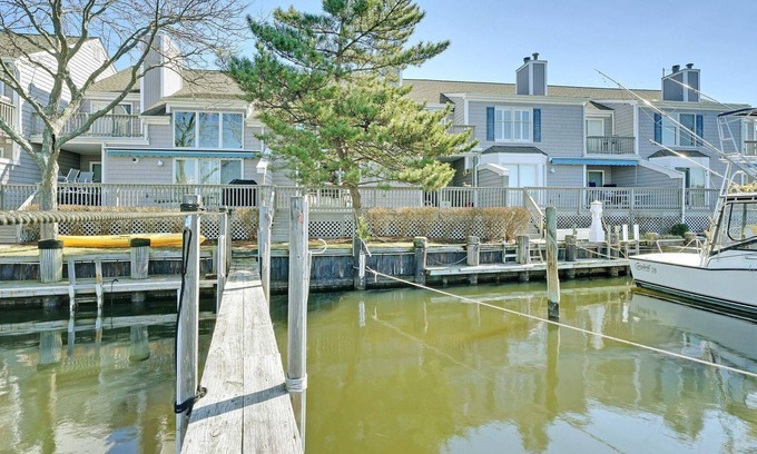 Avon House | WATERFRONT SUMMER AND WINTER RENTAL IN PRESTIGIOUS BAY POINT HARBOUR