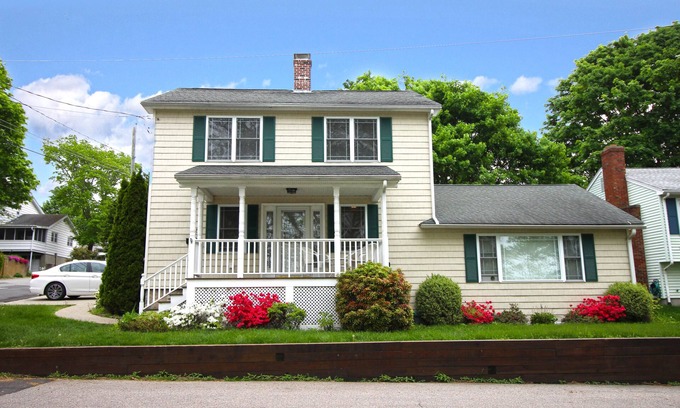 New London House | WATERFRONT VIEWS @ OCEAN BEACH GATE: 6 QUEEN 1 SOFA BED