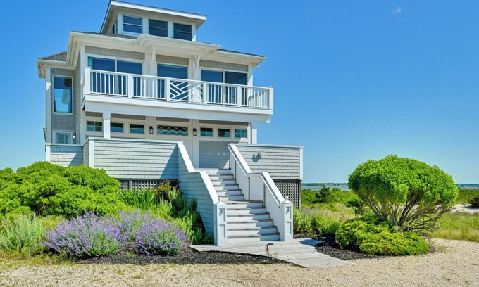 West Hampton Dunes House | Waterfront Westhampton Haven: Pool & Private Beach