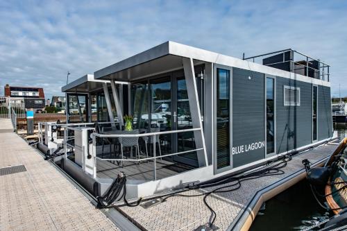 Kamperland Boat Rental | Waterlodge voor 4 personen in de haven van Kamperland