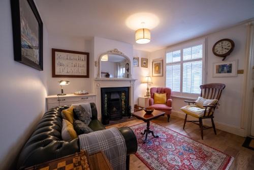 Sandwich House | Waterman's Cottage