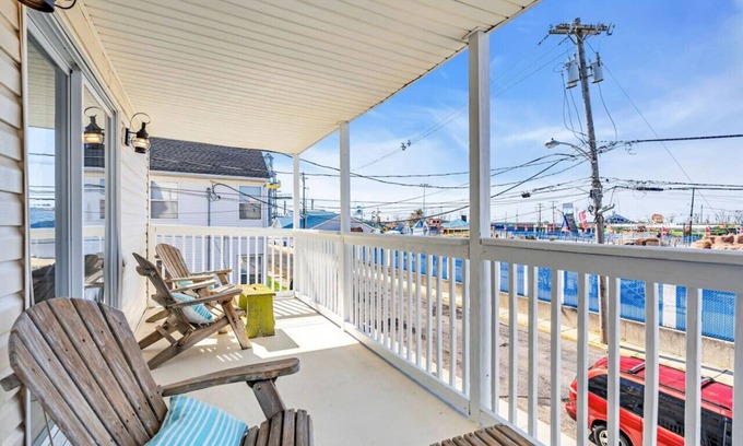 Keansburg House | Waterpark Beach House with Water and City view