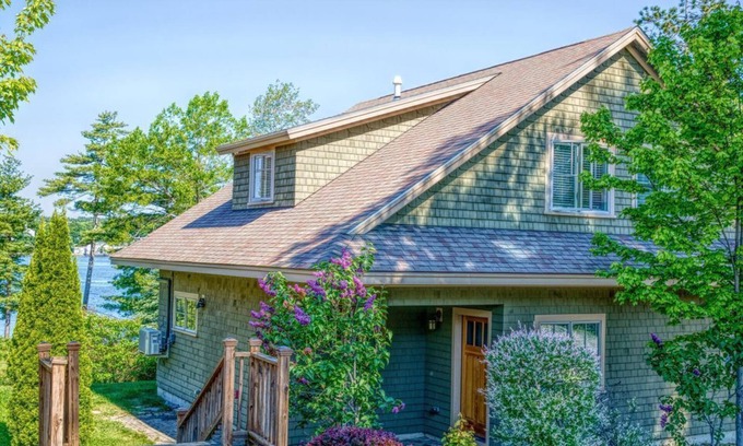 Edgecomb House | Water’s Edge Luxury Cottage