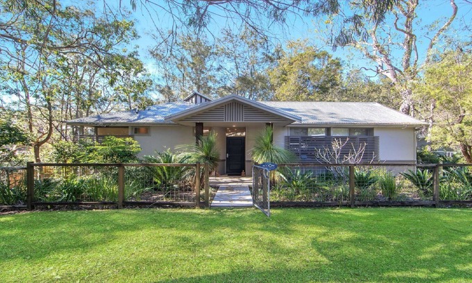 Pearl Beach House | WATERS EDGE - Pet friendly Holiday Home