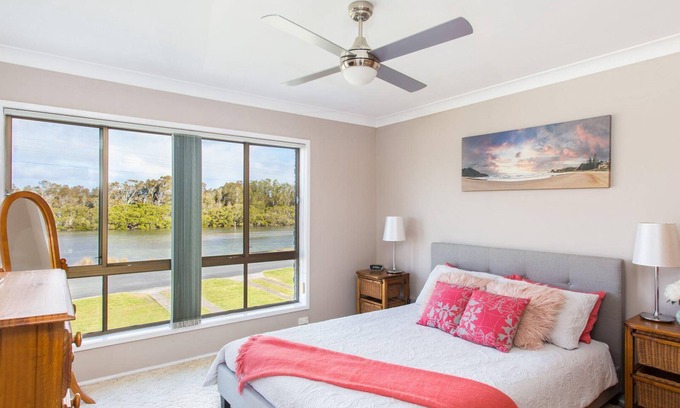 Tuncurry House | Waterside at Point Road three bedroom family home with Wi-Fi just across from the lake