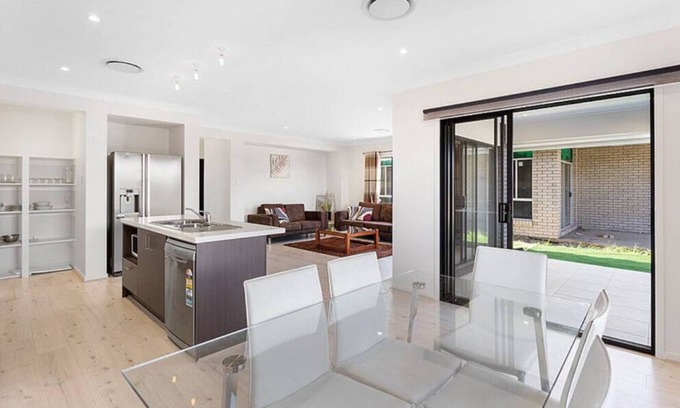 Newport House | WATERSIDE HOLIDAY HOME