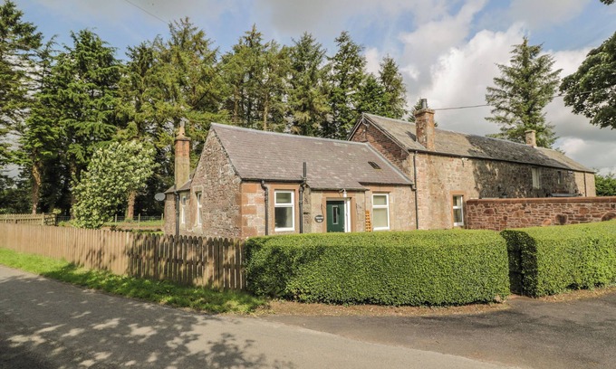 Lockerbie Cottage | WATERSIDE LODGE, pet friendly, country holiday cottage in Annan