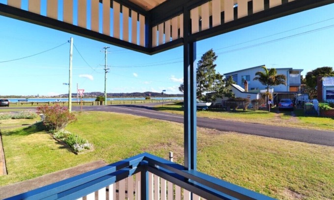Blacksmiths House | Waterside Retreat @ Blacksmiths Beach