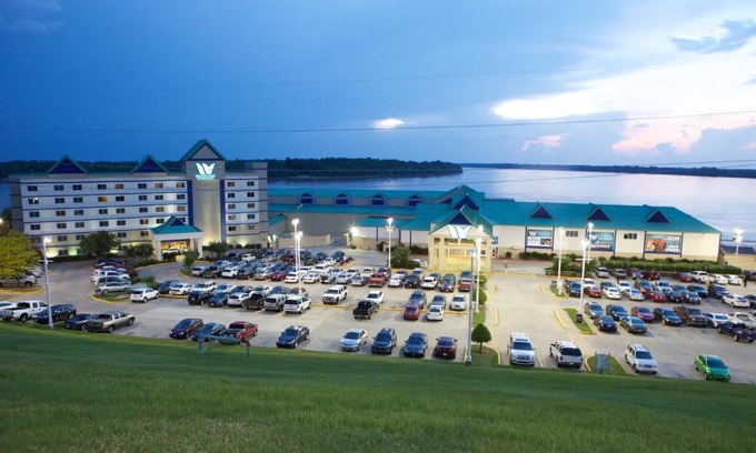 Vicksburg Hotel | WaterView Casino & Hotel, Trademark Collection by Wyndham