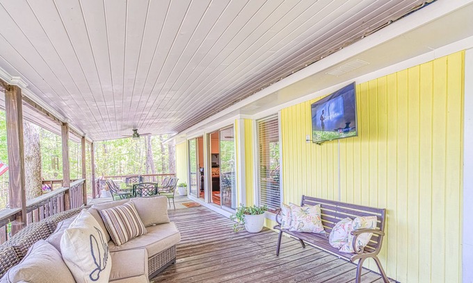 Counce House | Waterview home in heart of Pickwick! 3bd + loft, sleeps 8. Steps from the water!